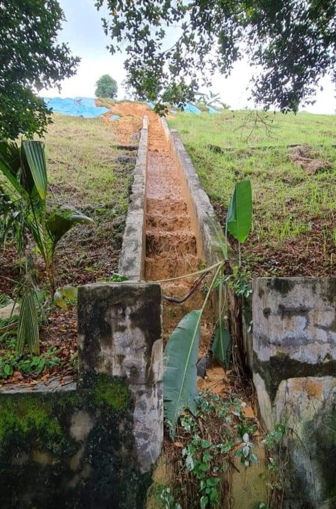 大都会/发展商40万修复首都镇第10区崩塌山坡/3图