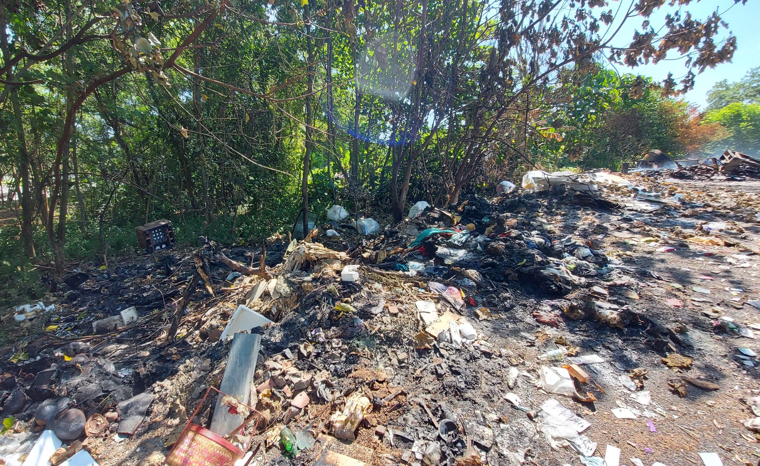 大都会/ME08头/蕉赖皇冠城第8区非法垃圾场遭人焚烧/4图