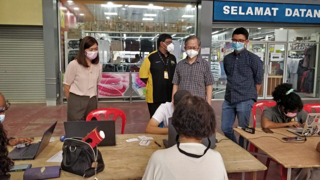 大霹雳时事焦点/免费科兴加强针来到务边反应热 600人获得预约接种