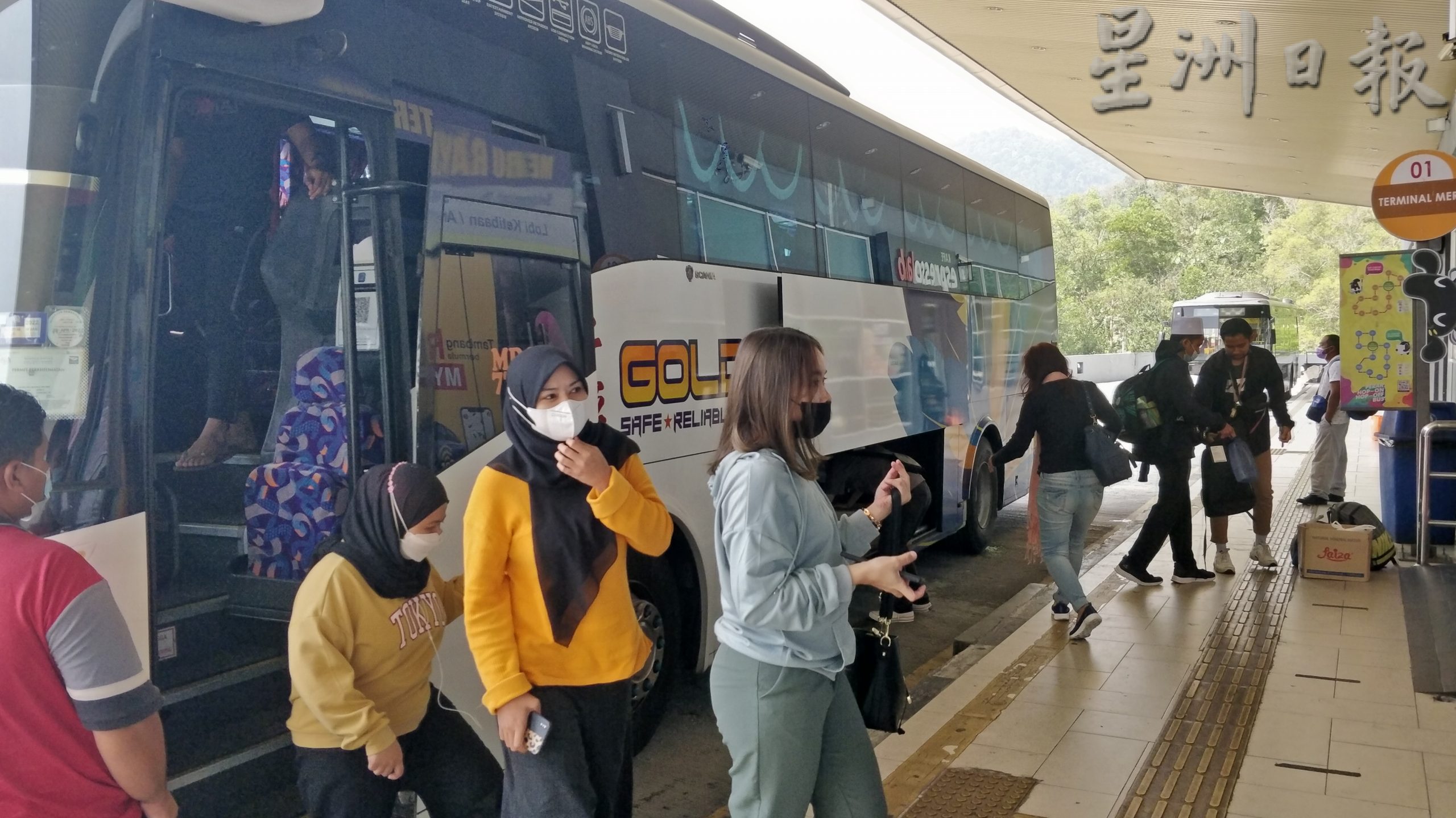 大霹雳时事焦点／机场火车站巴士站人头攒动 迎游子回乡热潮