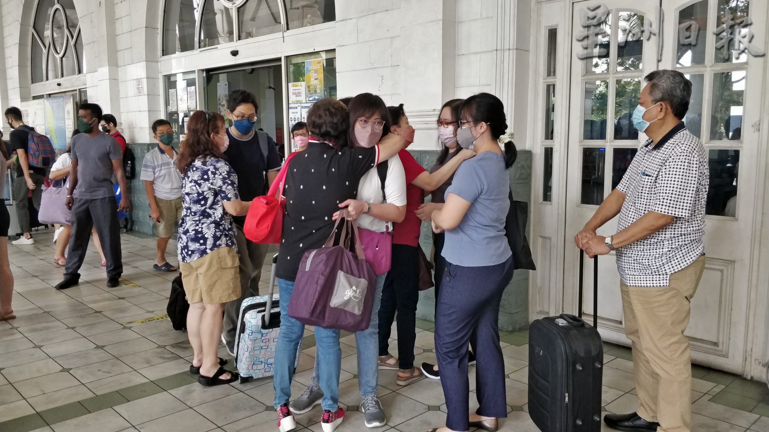 大霹雳时事焦点／机场火车站巴士站人头攒动 迎游子回乡热潮