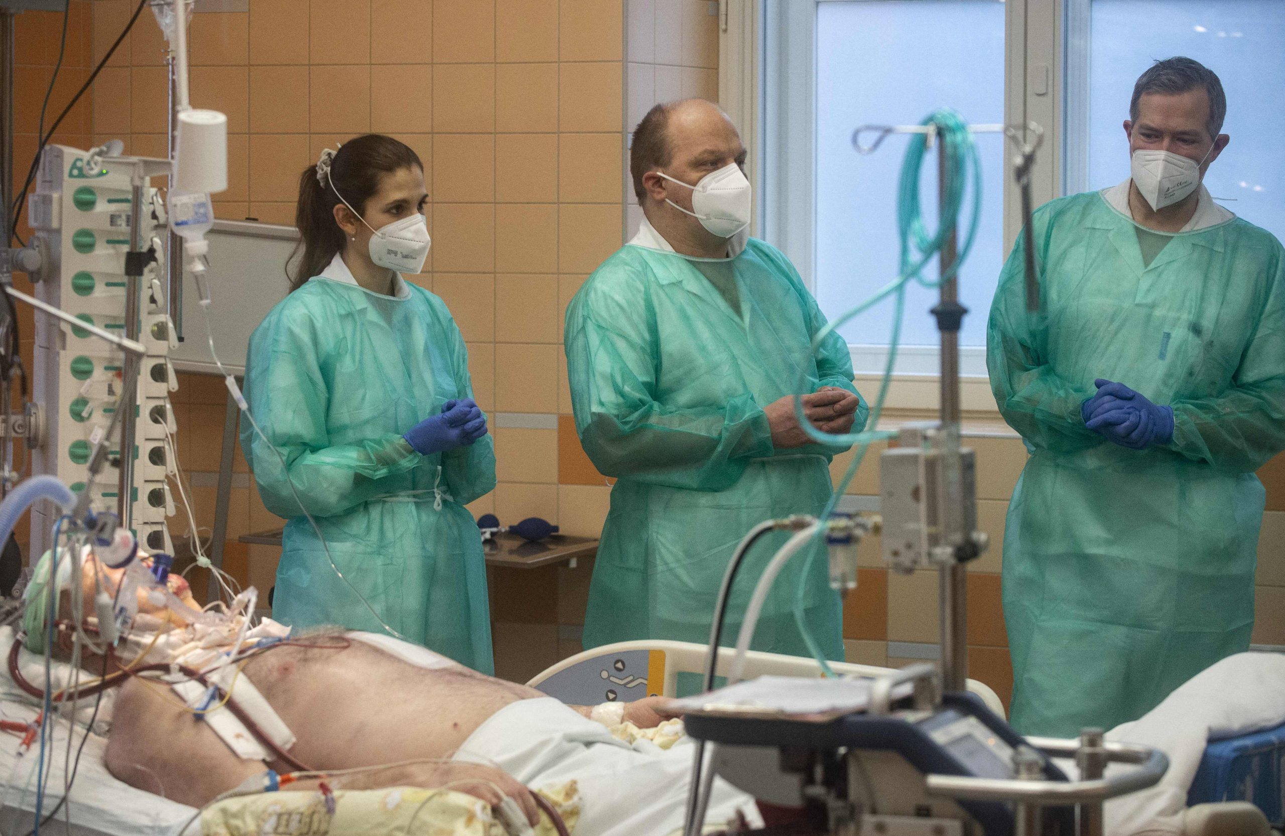 天下事 “穿太久滋生细菌加剧死亡病例” 捷克医护员卸下防护服