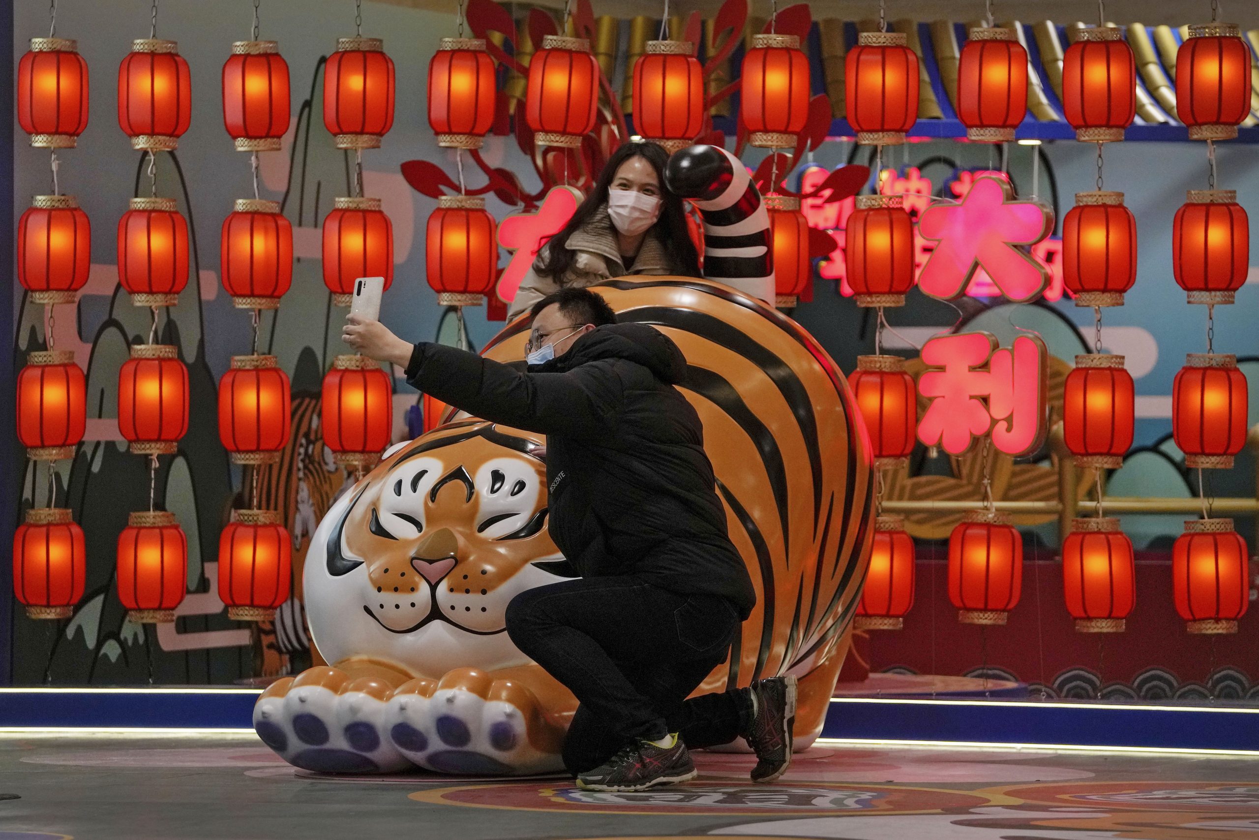 天下事 中国多地倡“就地过年” 发红包补偿不回乡工人