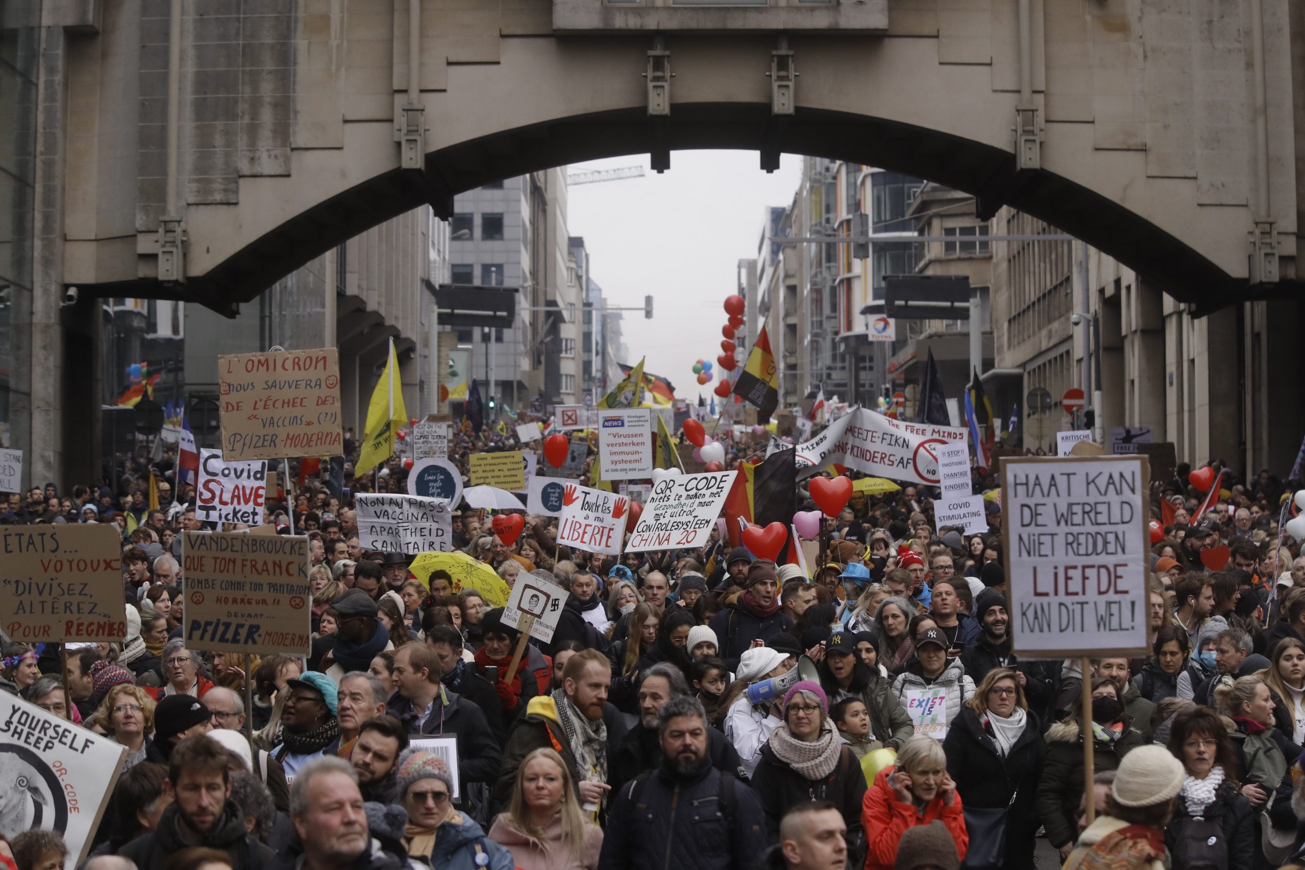 天下事     比利时5万人上街抗议疫苗通行证 警射催泪气驱离