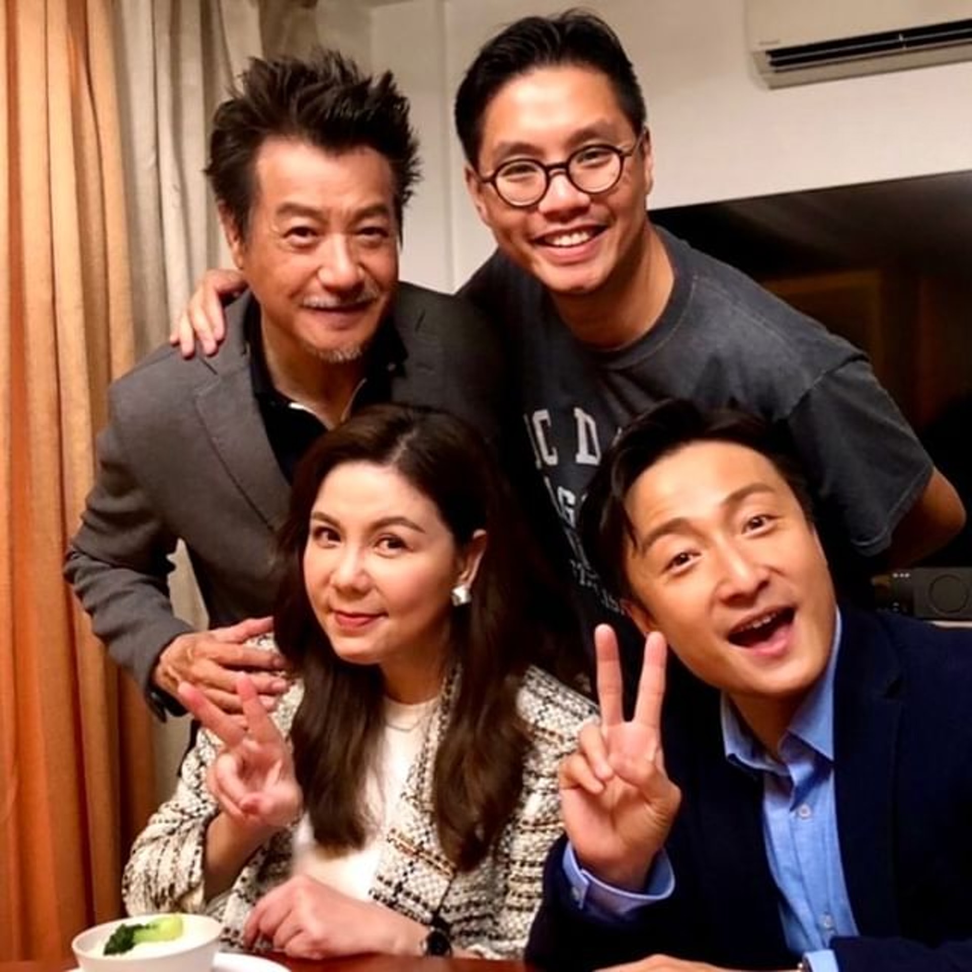 失散“父子”重聚 石修晒与方力申饼印合照 