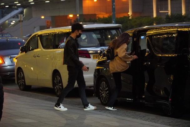 女儿违禁恋令与少男同行? 　任达华解画：他们开派对	