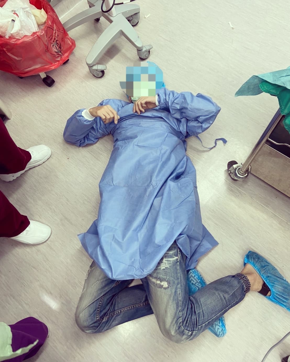 妻子剖腹产 丈夫吓晕倒·医生:“周星驰电影才看得见的动作”