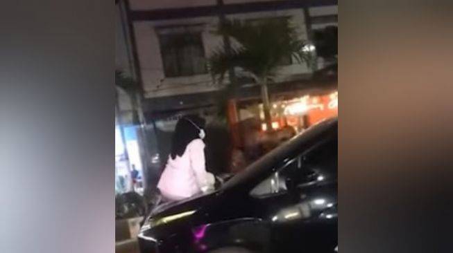 妻用肉身挡丈夫情妇离开 撞倒后再爬上车盖坐