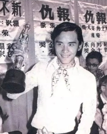 姜大衞获“万千光辉演艺大奖” 演员没有退休两个字