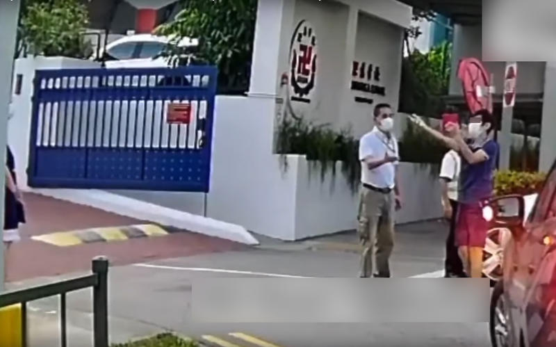 宾利硬闯学校　保安肉身挡车