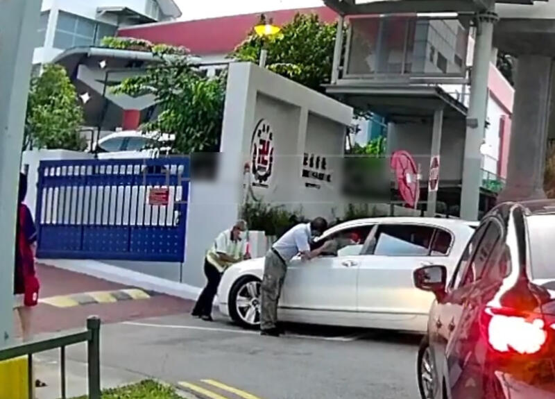 宾利硬闯学校　保安肉身挡车