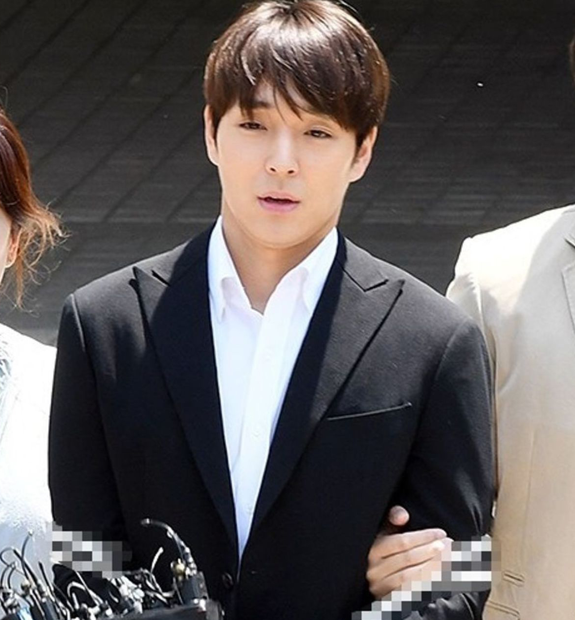 崔锺训上教会被跟拍发飙 妈护儿心切怒推记者