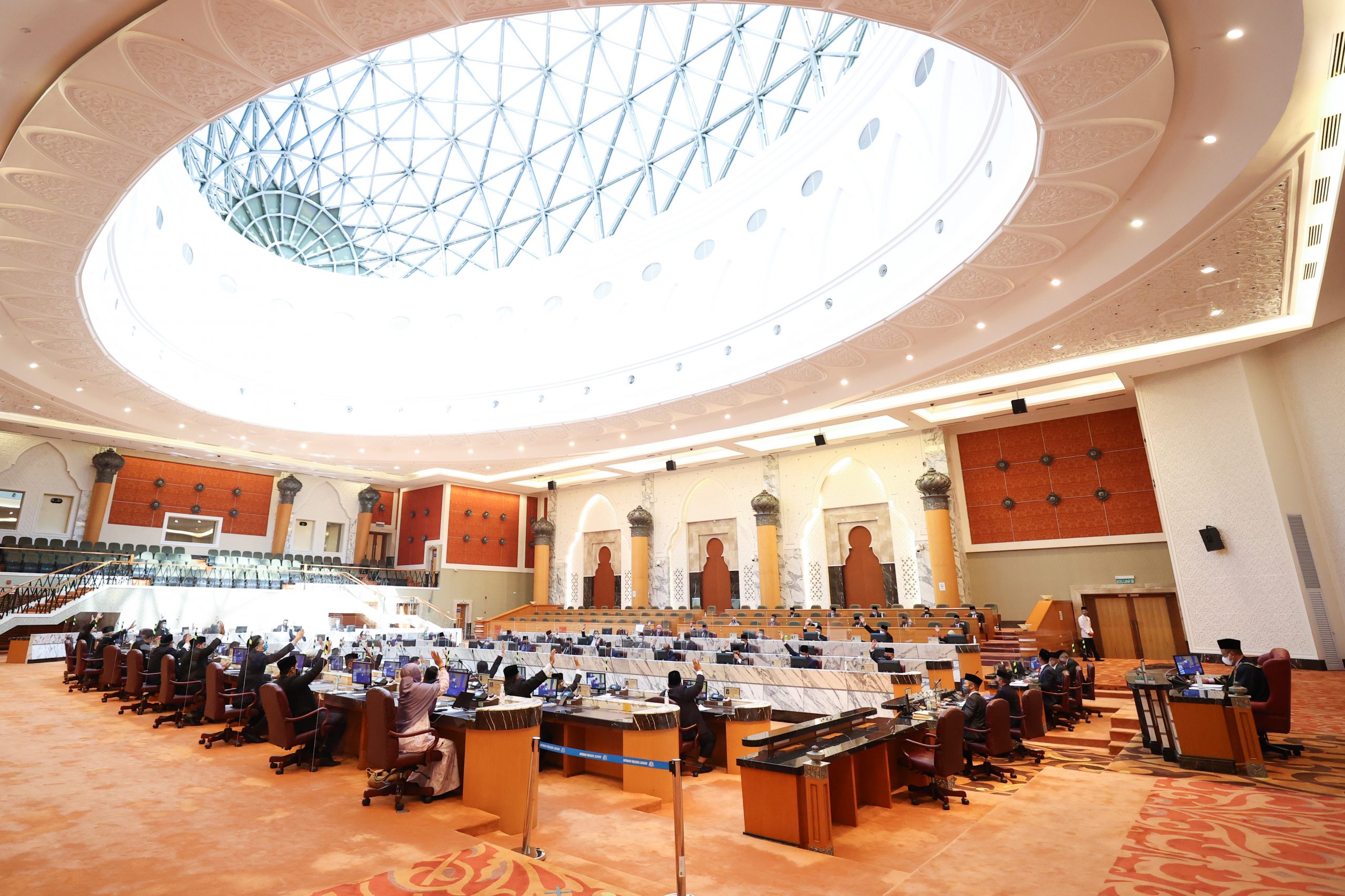 **已签发**全国:柔议会三读通过,州议员法定年龄降至18岁