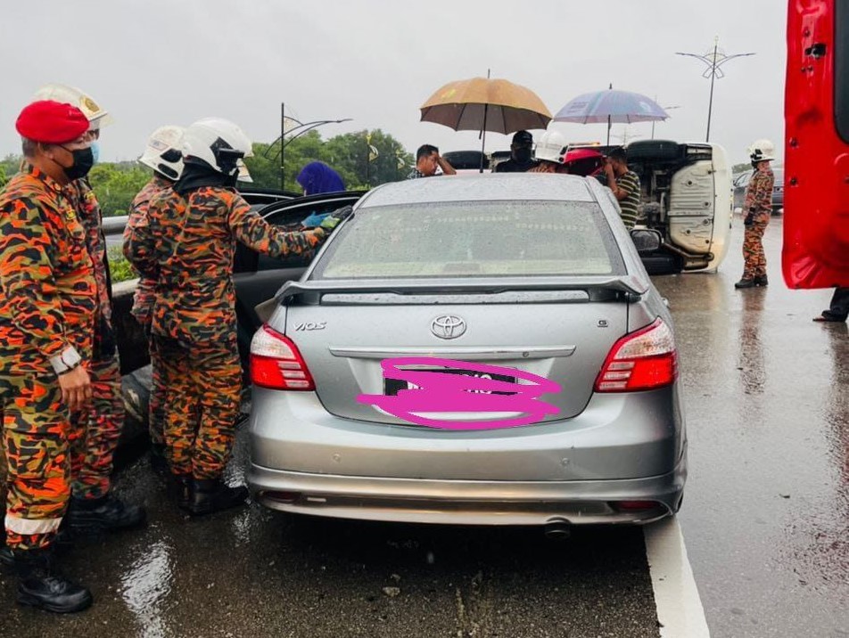 **已签发**柔:雨天路滑,2车相撞,休旅车翻覆,车内1妇女及男童事后送院治疗