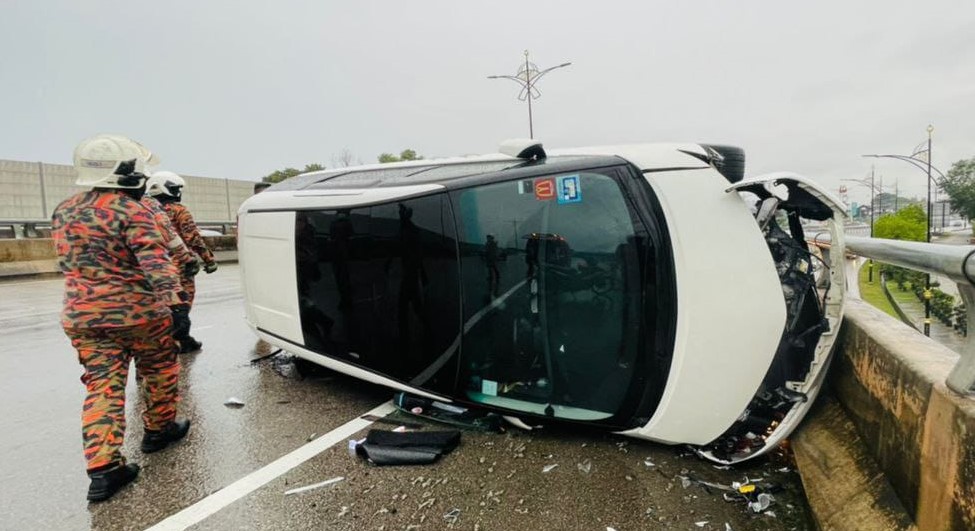 **已签发**柔:雨天路滑,2车相撞,休旅车翻覆,车内1妇女及男童事后送院治疗