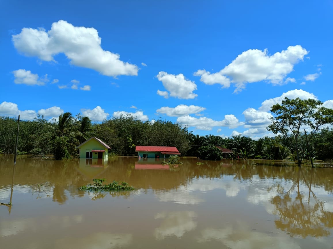 **已签发(请置头条)**柔:第二版头条:麻河中游段面对前后夹攻,4个地区发生水灾,逾200户受影响