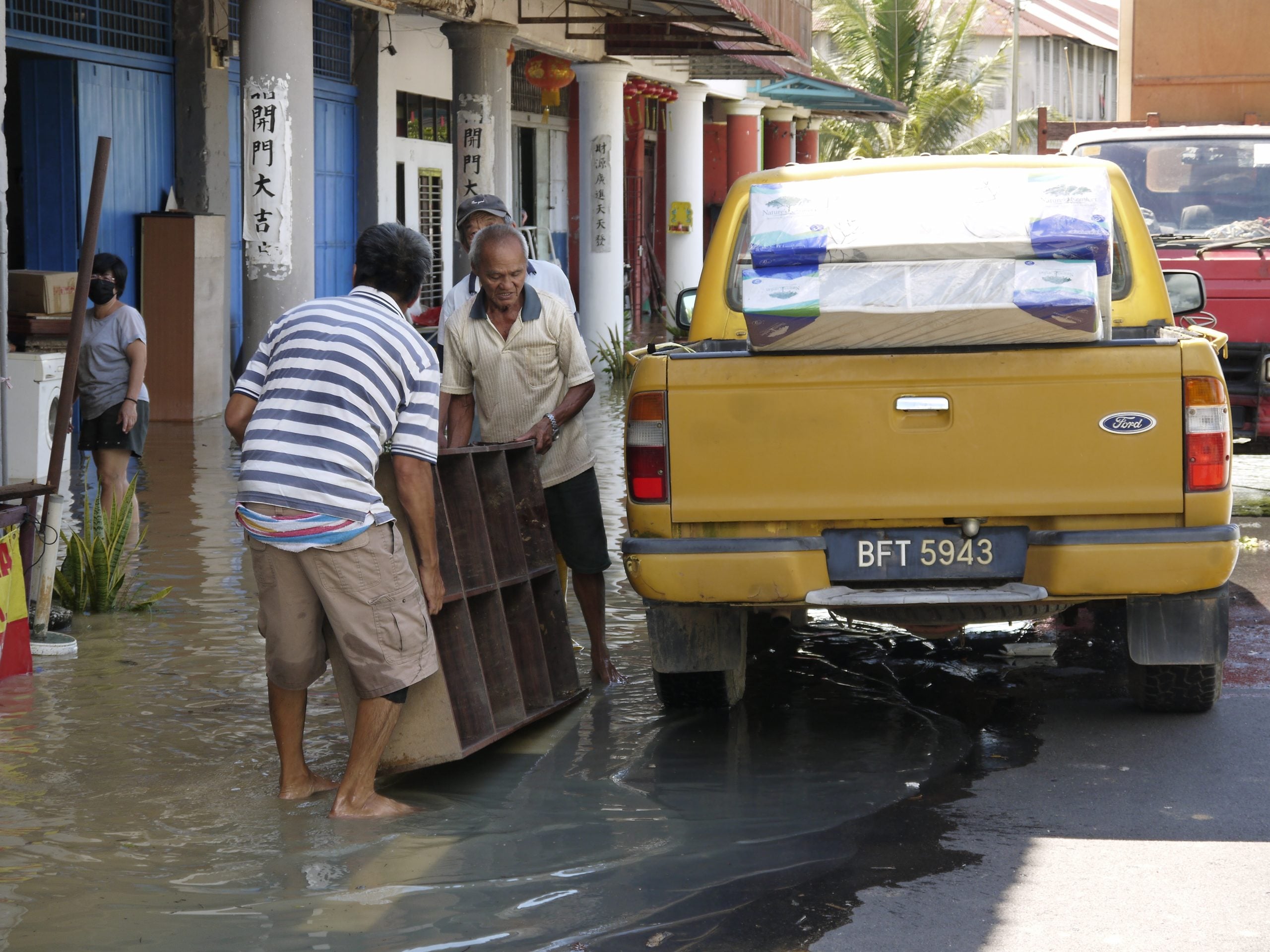 **已签发(请置头条)**柔:第二版头条:麻河中游段面对前后夹攻,4个地区发生水灾,逾200户受影响