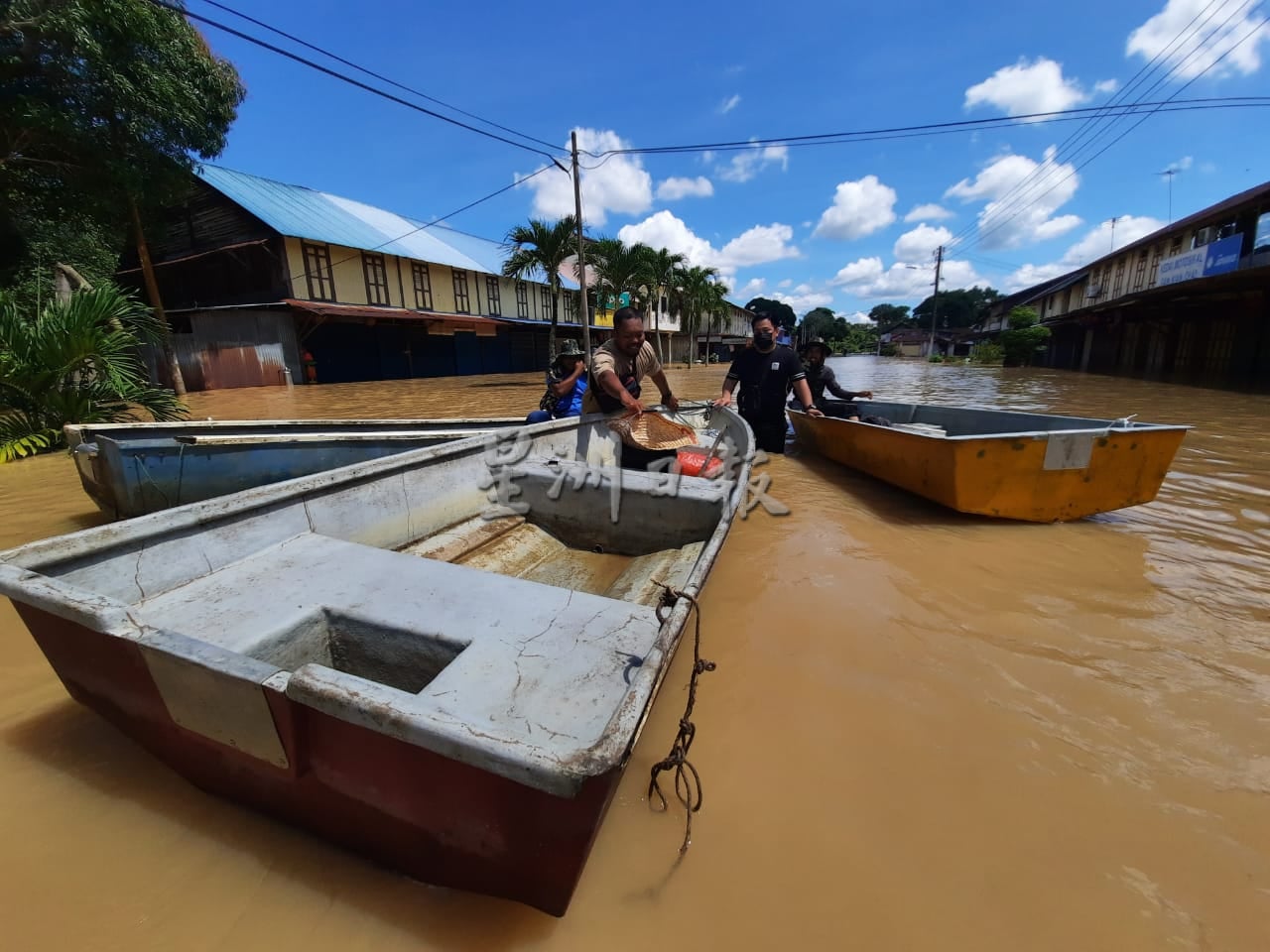 **已签发(请置头条)**柔:第二版头条:麻河中游段面对前后夹攻,4个地区发生水灾,逾200户受影响