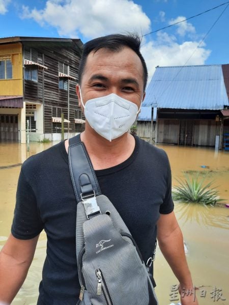 **已签发(请置头条)**柔:第二版头条:麻河中游段面对前后夹攻,4个地区发生水灾,逾200户受影响