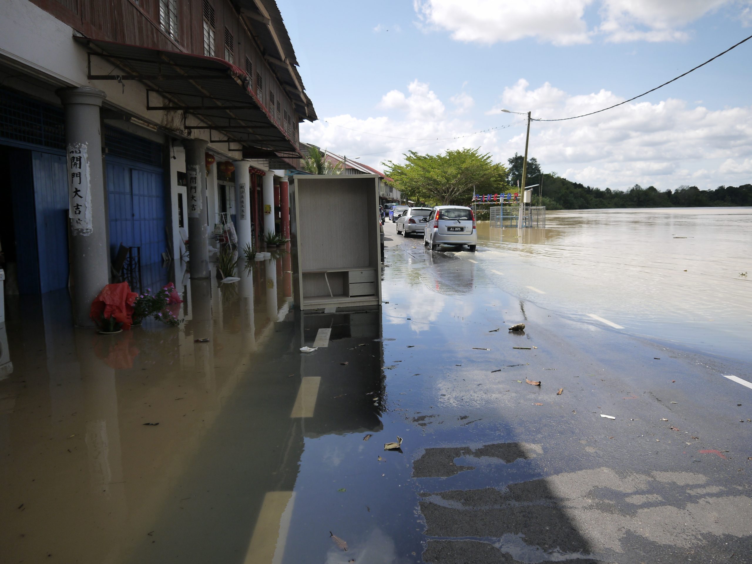 **已签发(请置头条)**柔:第二版头条:麻河中游段面对前后夹攻,4个地区发生水灾,逾200户受影响