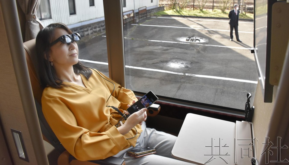 巴士公司推AR包厢 边乘车边看串流影片