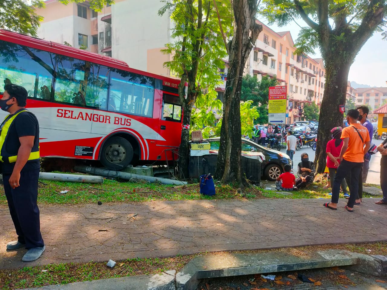 巴士司机人有三急·手刹没拉满撞树 4车遭殃