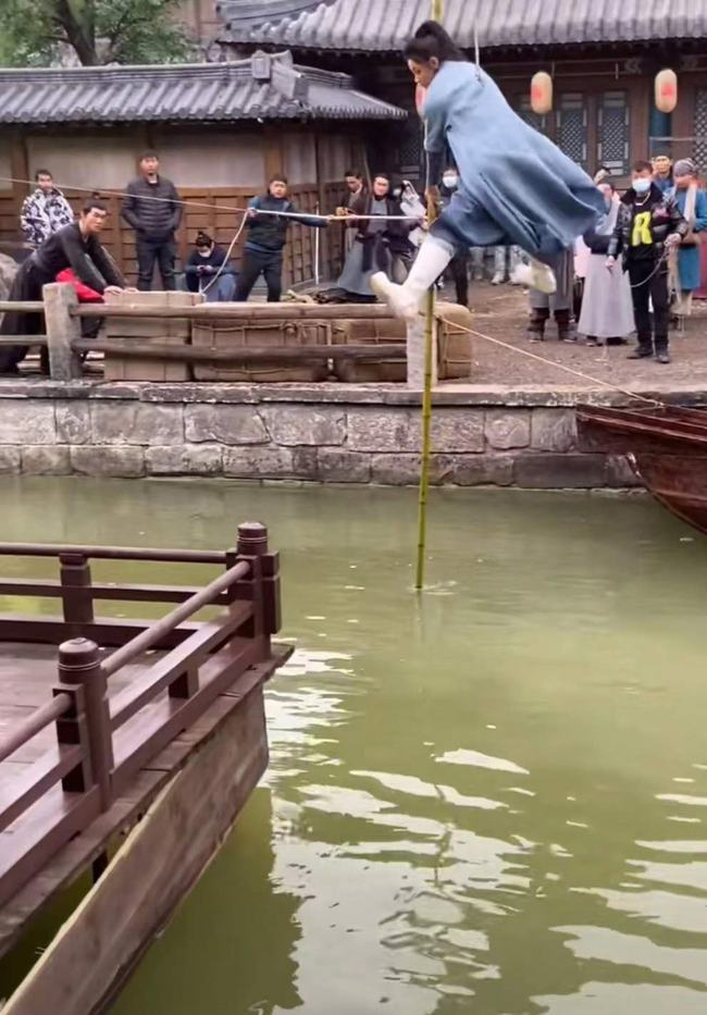 张天爱跳次河6万？ 天价片酬引热议