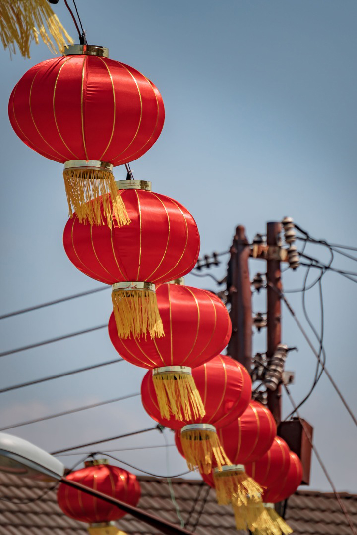 怡东区挂上大红灯笼  夜间吸睛成打卡点 