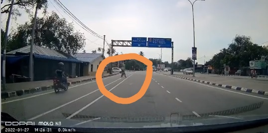 惊险!小孩冲出马路奔跑,好心男停车追上抱到路旁