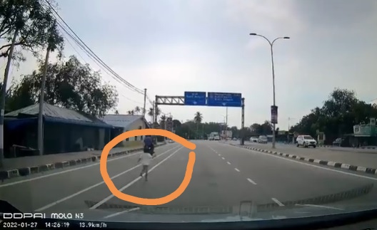 惊险!小孩冲出马路奔跑,好心男停车追上抱到路旁