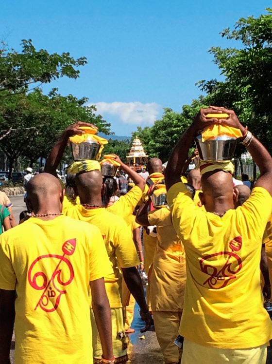 拓宽文化视野/鼓乐喧天,信徒激情的大宝森节