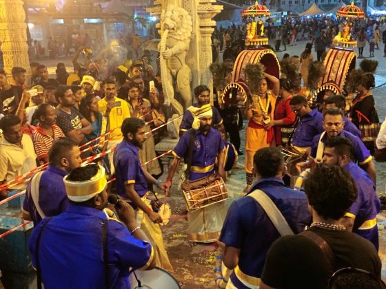 拓宽文化视野/鼓乐喧天,信徒激情的大宝森节