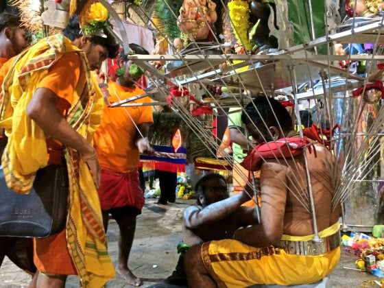 拓宽文化视野/鼓乐喧天,信徒激情的大宝森节