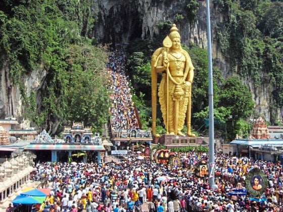 拓宽文化视野/鼓乐喧天,信徒激情的大宝森节
