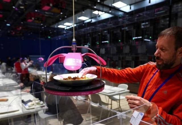 拚盘）主文/北京冬奥厨房全是黑科技：机器人炒菜上菜