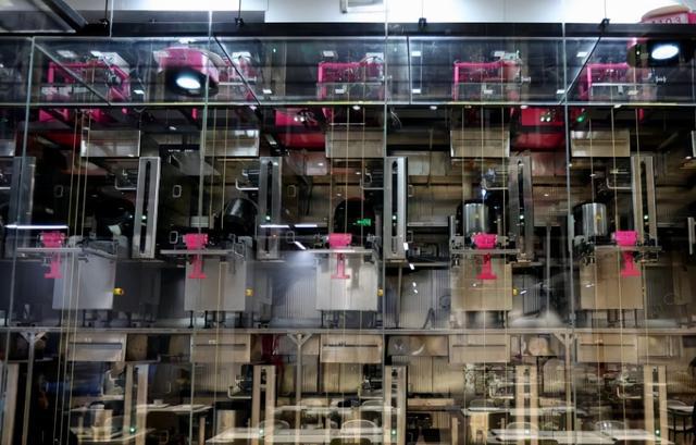 拚盘）主文/北京冬奥厨房全是黑科技：机器人炒菜上菜