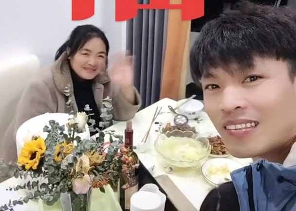 拚盘)手绘地图寻亲男子和生母过春节:她天天喊我“小宝宝”