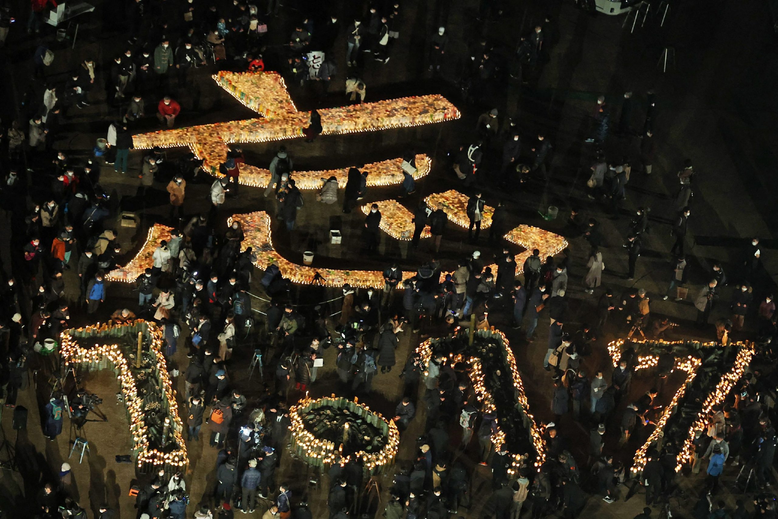 拼盘 (请换照片,用一图就好 )阪神大地震27周年 灯笼排字提醒世人勿忘震灾