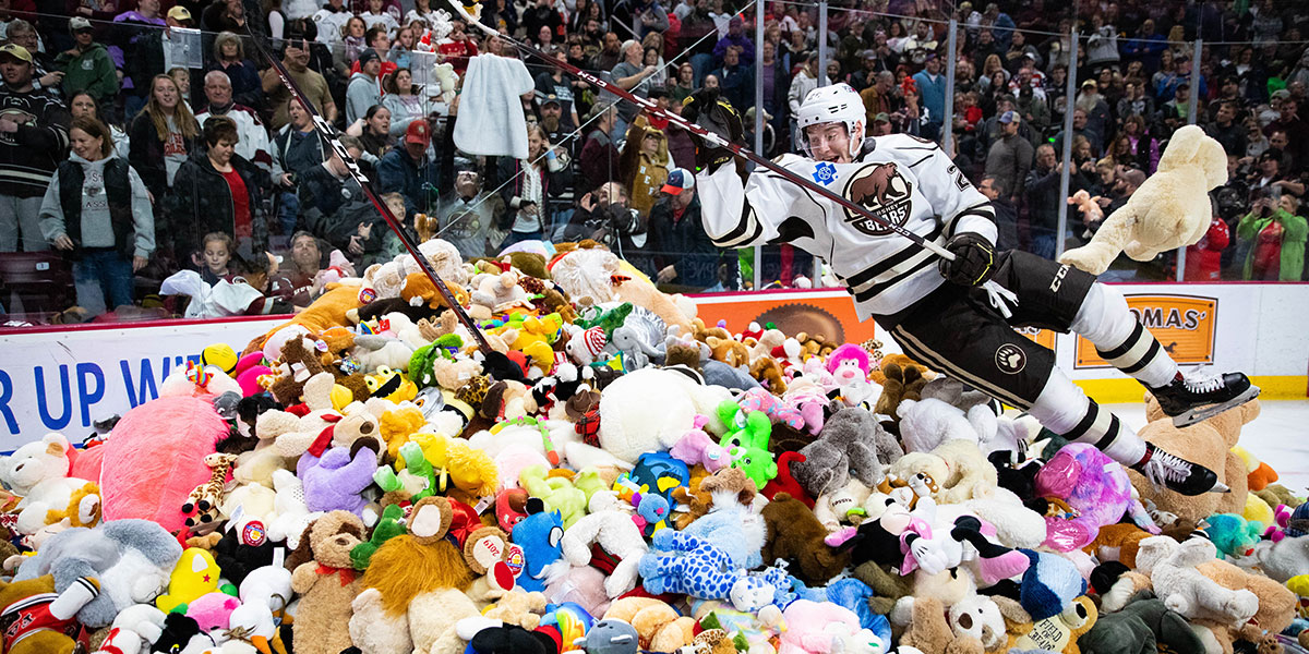 拼盘2图／冰曲队年度“投掷泰迪熊”　收获逾5万毛娃刷新世绩