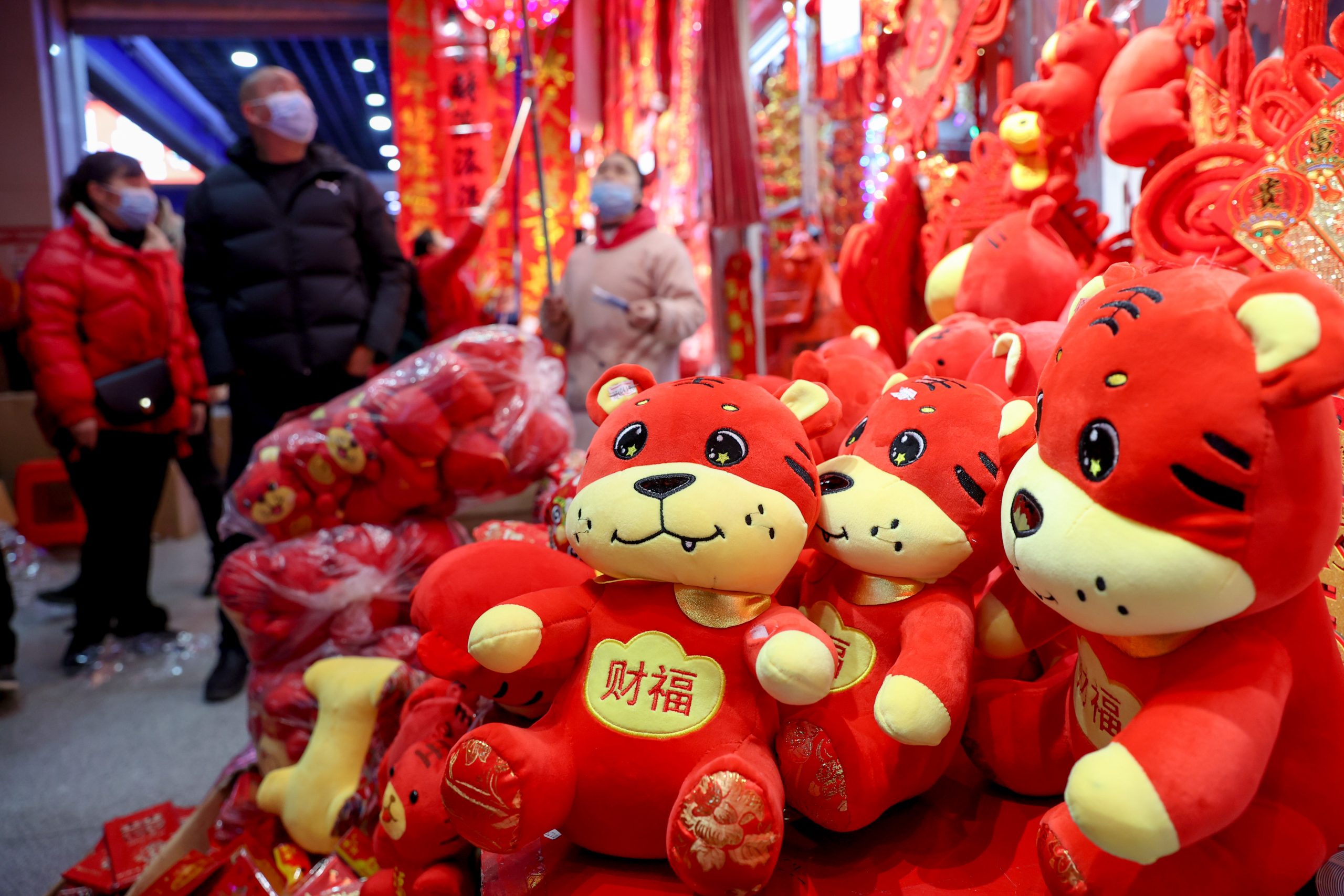 拼盘／春节临近 传统装饰品走俏