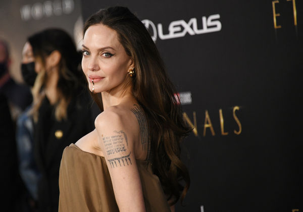 新歌歌词认爱安祖莲娜?威肯疑官宣恋情