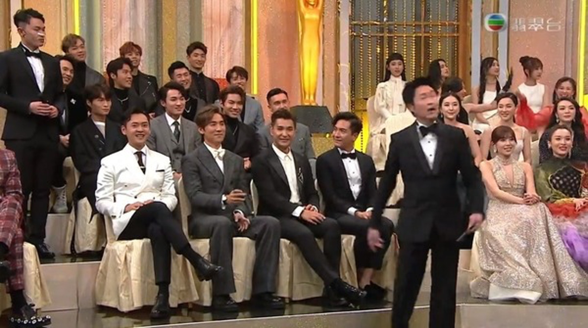 无线台庆丨谭俊彦台上被女声嘲“靠爸” 网猜刘佩玥冯盈盈是嫌疑人