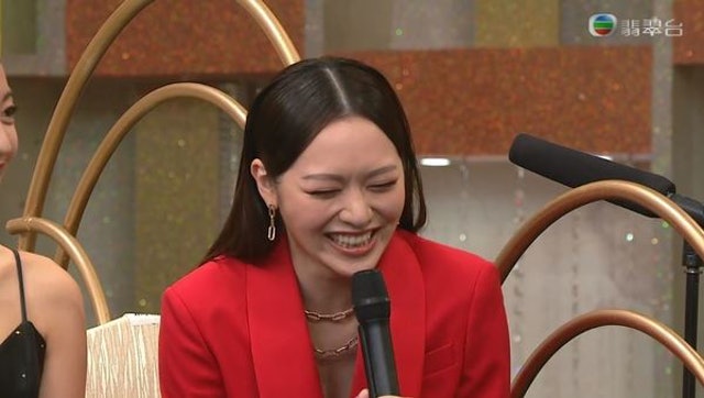 无线台庆丨谭俊彦台上被女声嘲“靠爸” 网猜刘佩玥冯盈盈是嫌疑人