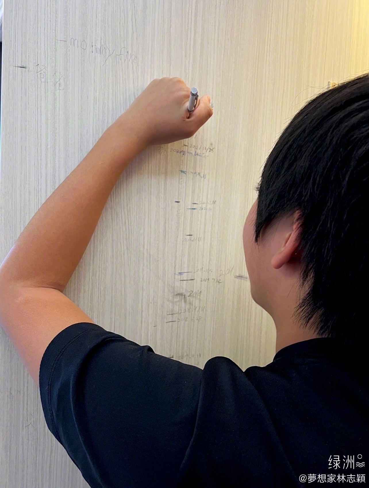 曝Kimi 1年长12公分 林志颖:明年要抬头看他了