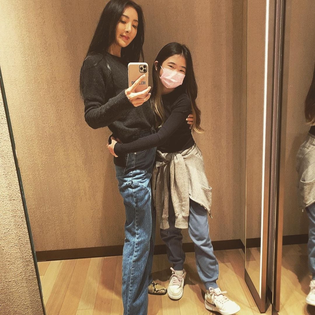 曹格女儿与妈妈穿母女装自拍 网惊Grace女十八变	