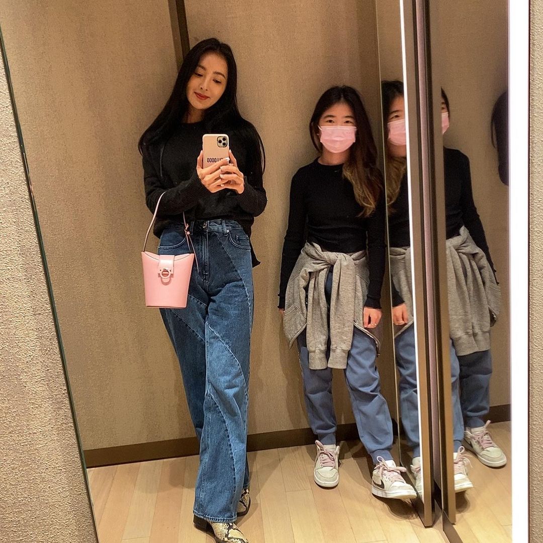 曹格女儿与妈妈穿母女装自拍 网惊Grace女十八变	