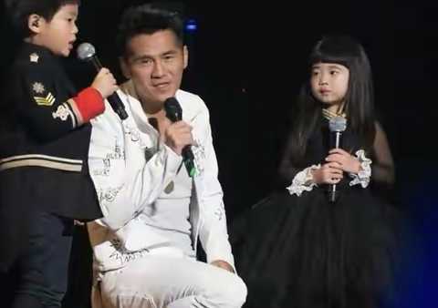 曹格女儿与妈妈穿母女装自拍 网惊Grace女十八变	