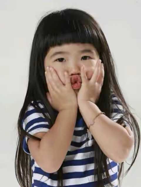 曹格女儿与妈妈穿母女装自拍 网惊Grace女十八变	