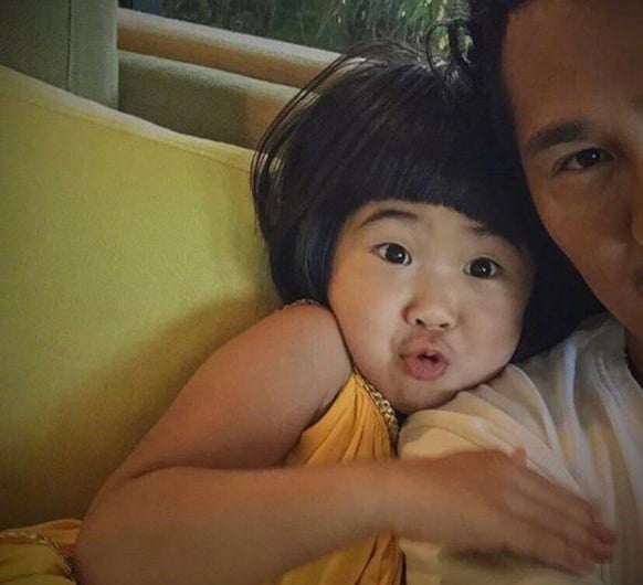 曹格女儿与妈妈穿母女装自拍 网惊Grace女十八变	