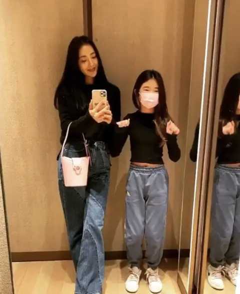 曹格女儿与妈妈穿母女装自拍 网惊Grace女十八变	